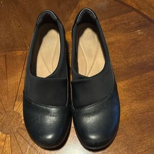 Clarks slip on casual dress shoes. Womens size 9.5 med.